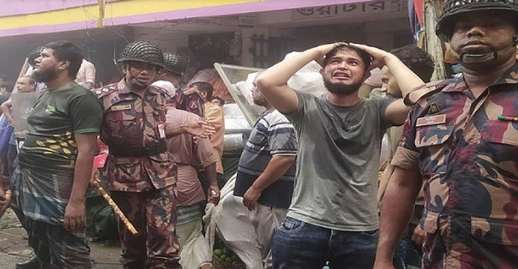 নিউ সুপার মার্কেটে আগুন, ১৫০০ দোকানের ক্ষতির আশঙ্কা