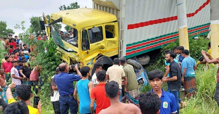কুমিল্লায় কাভার্ডভ্যান-পিকআপের সংঘর্ষ, নিহত বেড়ে ৪