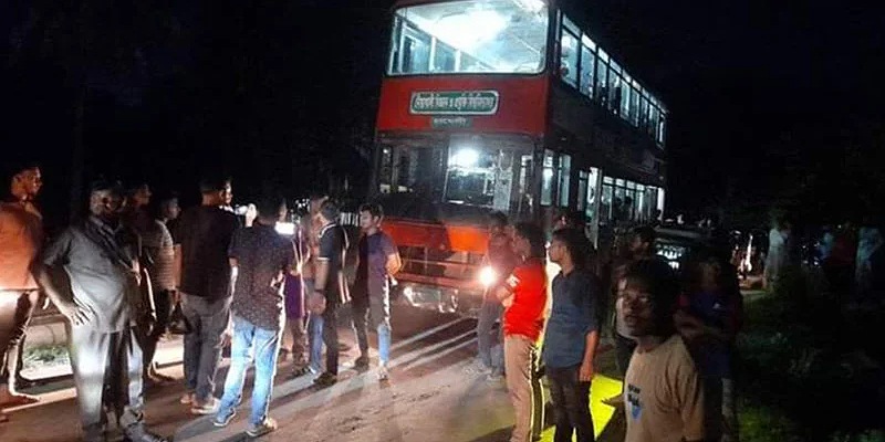 নোয়াখালীতে সড়কের বেহাল দশা, অবরোধ করে শিক্ষার্থীদের আন্দোলন