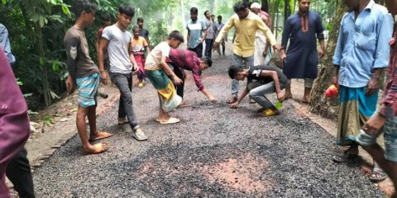 কমলনগরে আঙ্গুলের খোঁচাতেই উঠে যাচ্ছে সড়কের পিচ ঢালাই