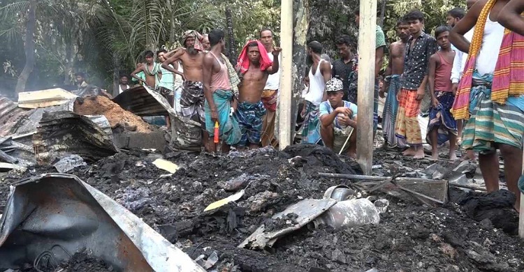 লক্ষ্মীপুরে চর দখলের চেষ্টা, বাড়িঘরে আগুন দিয়ে ১৫ লাখ টাকার মালামাল লুট