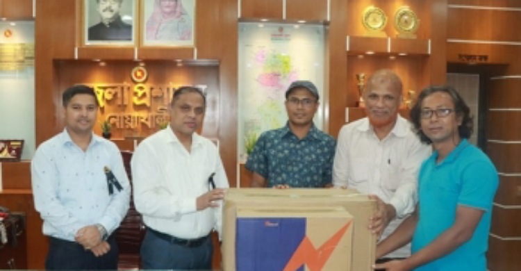 নোয়াখালী প্রেস ক্লাবে জেলা প্রশাসকের কম্পিউটার উপহার