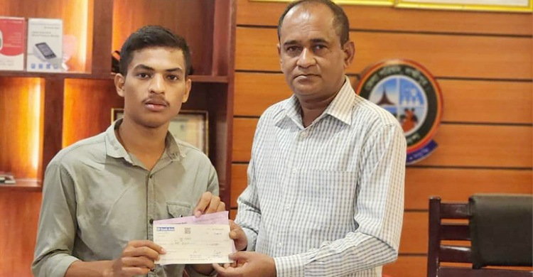 লক্ষ্মীপুর জেলা পরিষদের আর্থিক সহযোগীতা পেলেন মেধাবী শিক্ষার্থী অন্তু কর্মকার