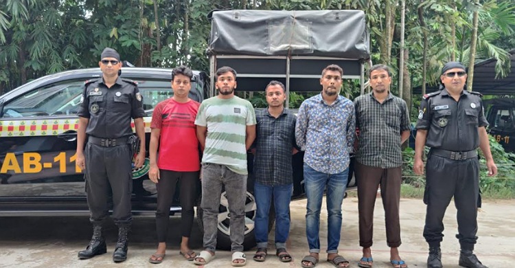 নোয়াখালীতে পাসপোর্ট দালাল চক্রের ১৭ সদস্যকে আটক