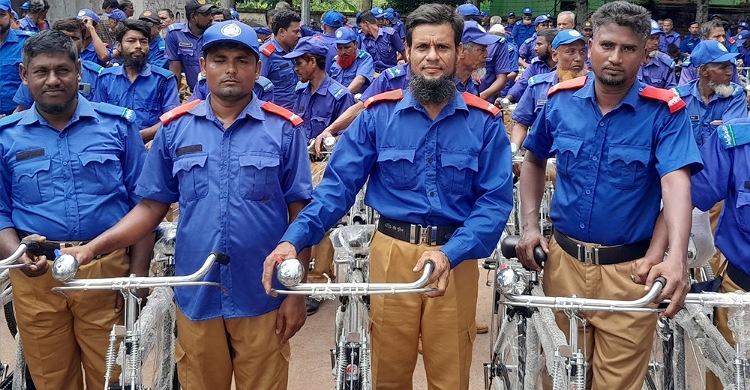 লক্ষ্মীপুরে নতুন পোশাক-সাইকেল পেলেন গ্রাম পুলিশরা
