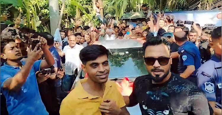 মোবাইল রিচার্জ করে গাড়ি পেয়েছেন লক্ষ্মীপুরের উৎফল