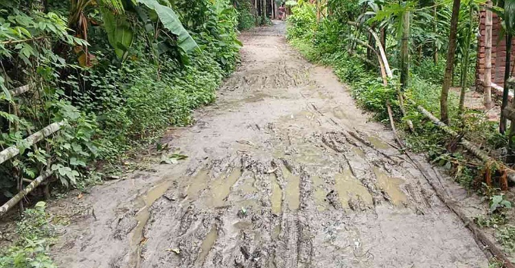 কষ্টে ঠাসা রামগঞ্জের ৭০০ মিটার কাঁচা রাস্তা