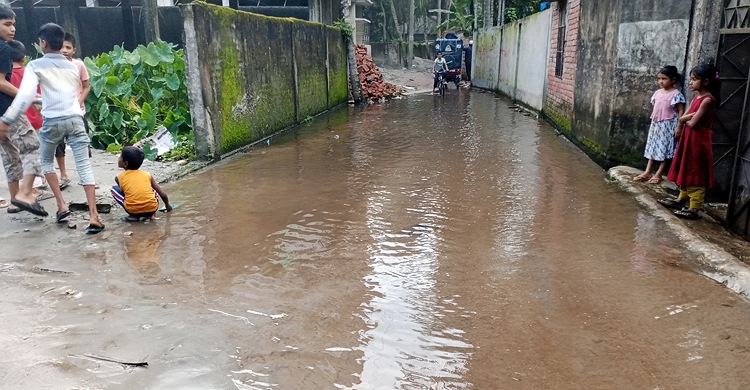 বৃষ্টি হলেই রায়পুর নিউ কলোনির রাস্তা ডুবে
