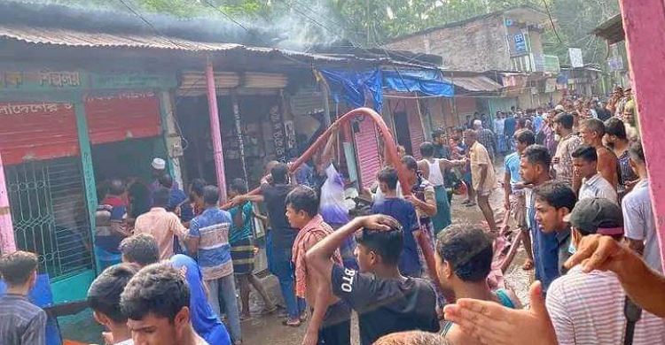 রসুলগঞ্জে আগুনে পুড়েছে ৪ দোকান