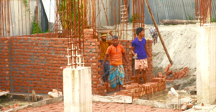লক্ষ্মীপুরে আদালতের নির্দেশ অমান্য, বিএনপি নেতার ‘পাহারায়’ স্থাপনা নির্মাণ!