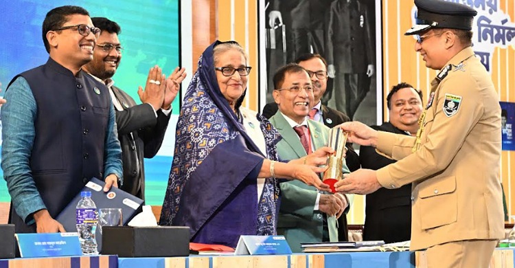 ‘স্মার্ট বাংলাদেশ’ পুরস্কার পেল পুলিশ