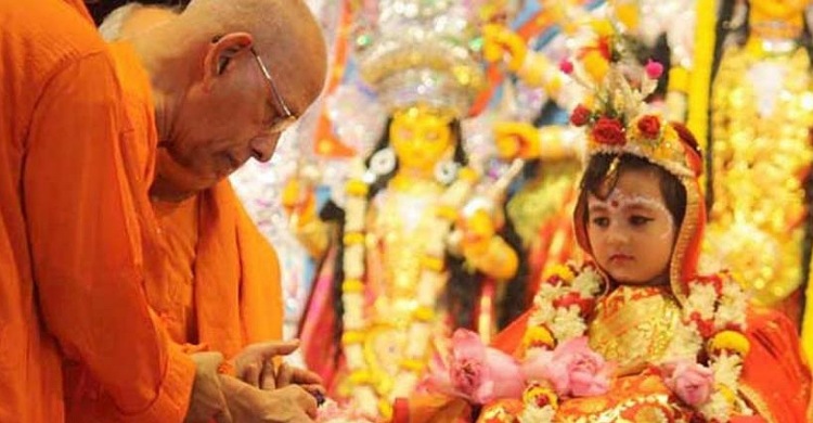 মহাষ্টমীতে চলছে কুমারী পূজা