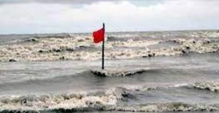 সাগরে নিম্নচাপ, বন্দরে সতর্কতা