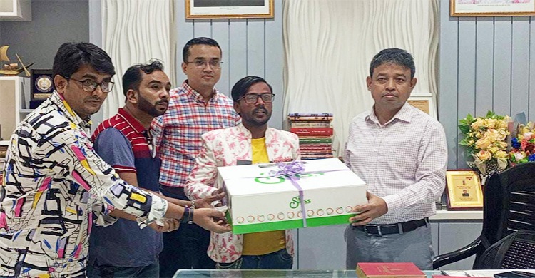 জন্মদিনে গোয়েন্দা কার্যালয়ে হিরো আলম, ডিবিপ্রধান দিলেন কেক উপহার