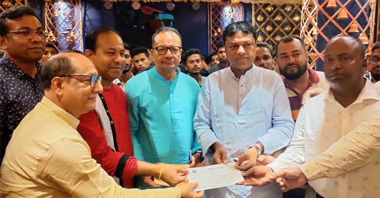 লক্ষ্মীপুরে পূজামণ্ডপে মেয়র মাসুম ভূঁইয়ার অনুদান