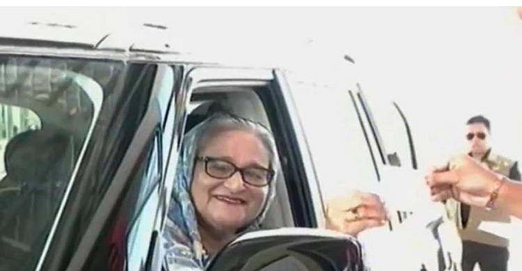 টোল দিয়ে বঙ্গবন্ধু টানেল পাড়ি দিলেন প্রধানমন্ত্রী