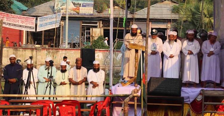 কমলনগরে ইসলামী আন্দোলনের জনসভার মঞ্চে নেতাকর্মীদের নামাজ আদায়