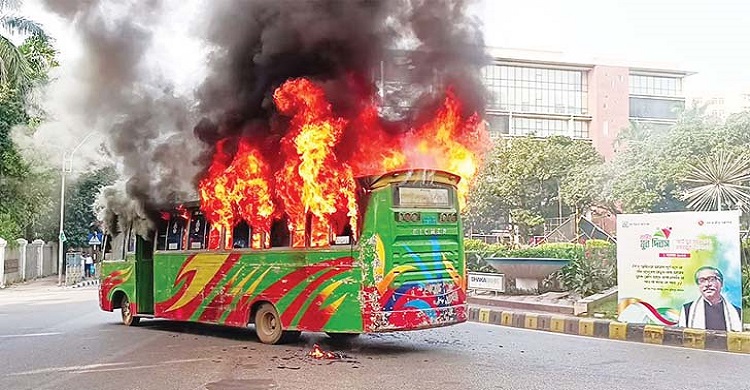 ১৩ দিনে রাজধানীতে ৬৪ গাড়িতে আগুন