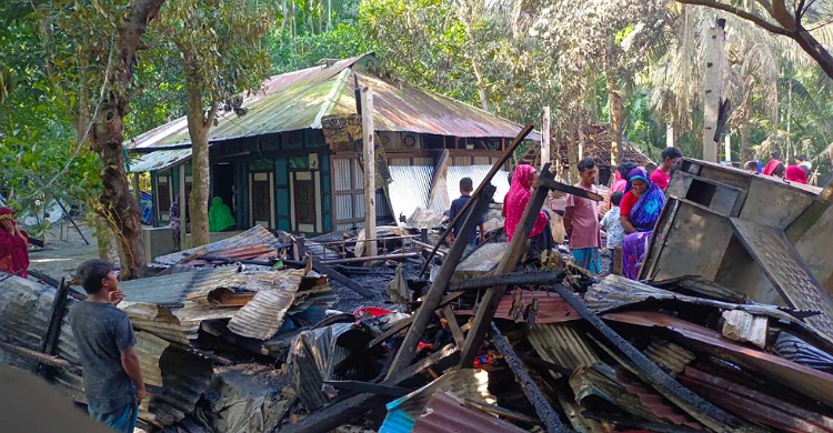 রামগঞ্জে আগুনে পুড়লো ৫ বসতঘর