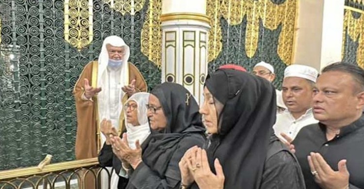 নবীজির রওজা মোবারক জিয়ারত করলেন প্রধানমন্ত্রী
