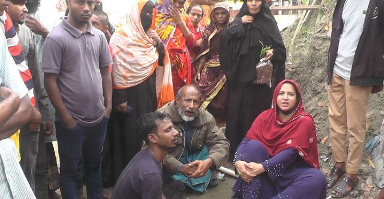 নোয়াখালীতে হাঁস ধান খাওয়ায় নারীকে পিটিয়ে হত্যা
