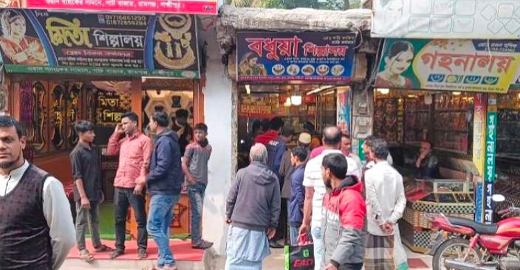 গভীর রাতে রামগঞ্জে স্বর্ণের দোকানে চুরি