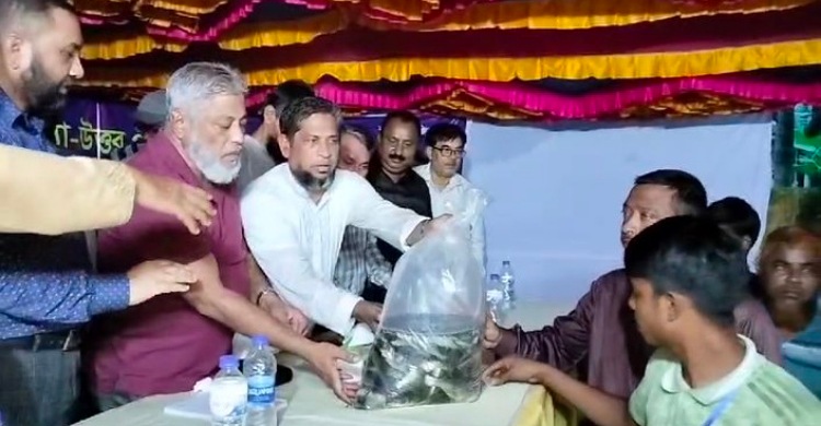 লক্ষ্মীপুরে বন্যায় ক্ষতিগ্রস্তদের মাঝে মাছ-মুরগি ও ধানের চারা বিতরণ