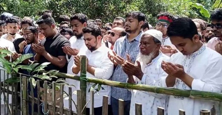শহীদ আবু সাঈদের কবর জিয়ারত করেছে এনসিপির নেতাকর্মীরা