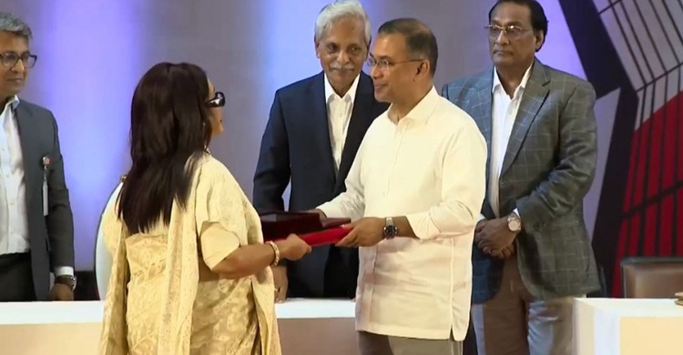 একুশে পদক তুলে দিলেন প্রধানমন্ত্রী