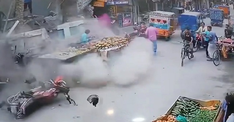 ঈদের পোশাক কিনতে এসে দেয়াল ধ্বসে শিক্ষার্থী নিহত, আহত ৫