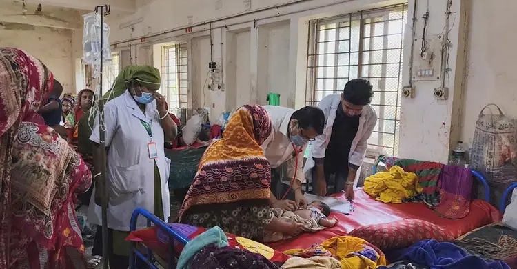 লক্ষ্মীপুর সদর হাসপাতালে চিকিৎসকের ৫৭ পদের ৩৯টিই শূন্য, রোগীর চাপে নাজেহাল ১৮ চিকিৎসক
