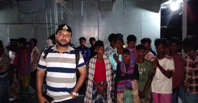 নিষেধাজ্ঞা অমান্যে ৩৪ জেলে আটক, ২ মণ ইলিশ এতিমখানায়